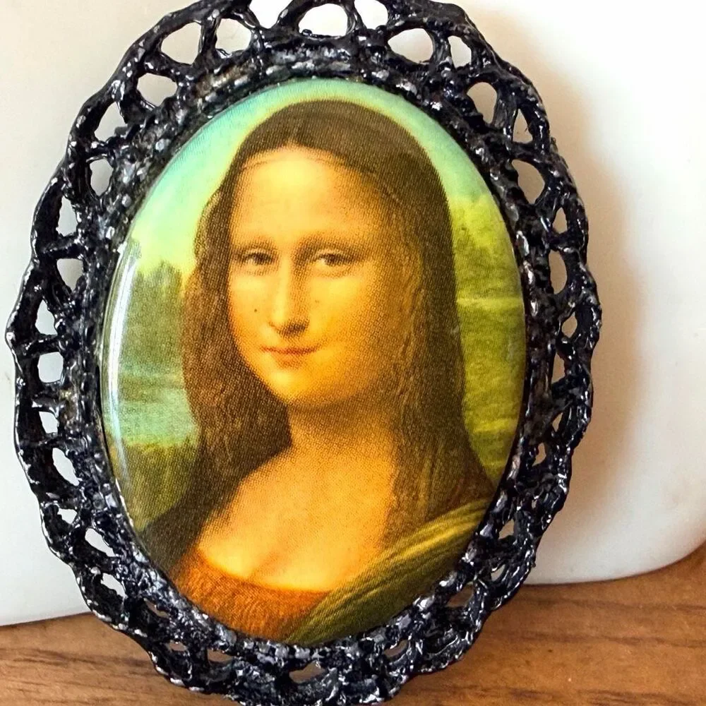 Mona Lisa Portrait Brooch Black